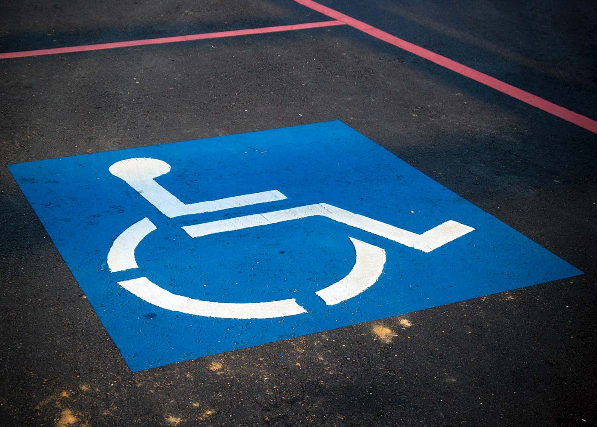 一个停车位上的残障标志的特写