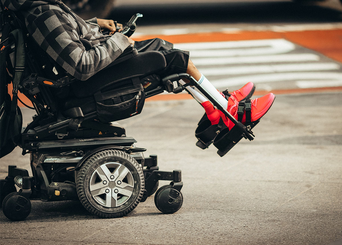 残疾人士在户外使用轮椅