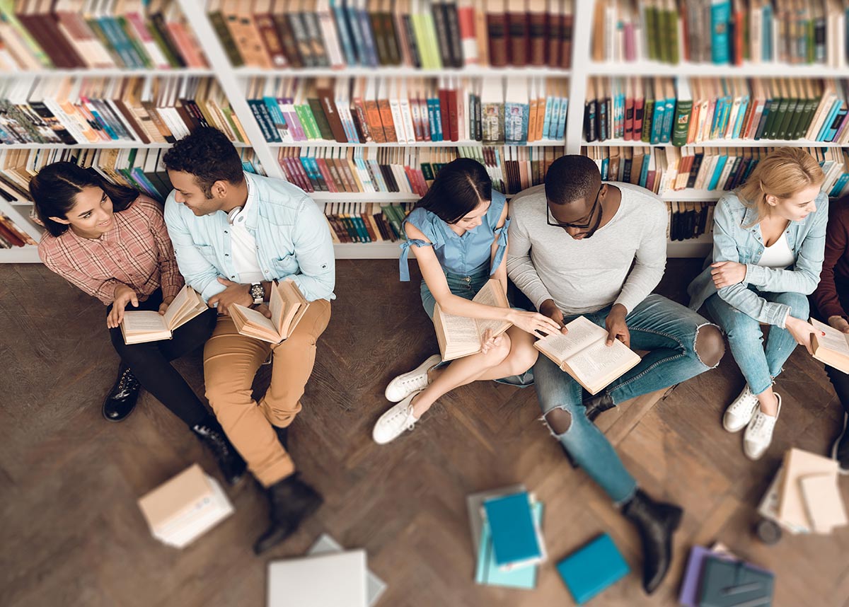 一群学生在图书馆的地板上看书