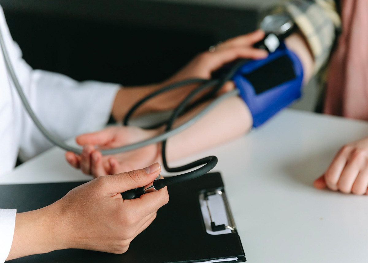 医护人员测量血压