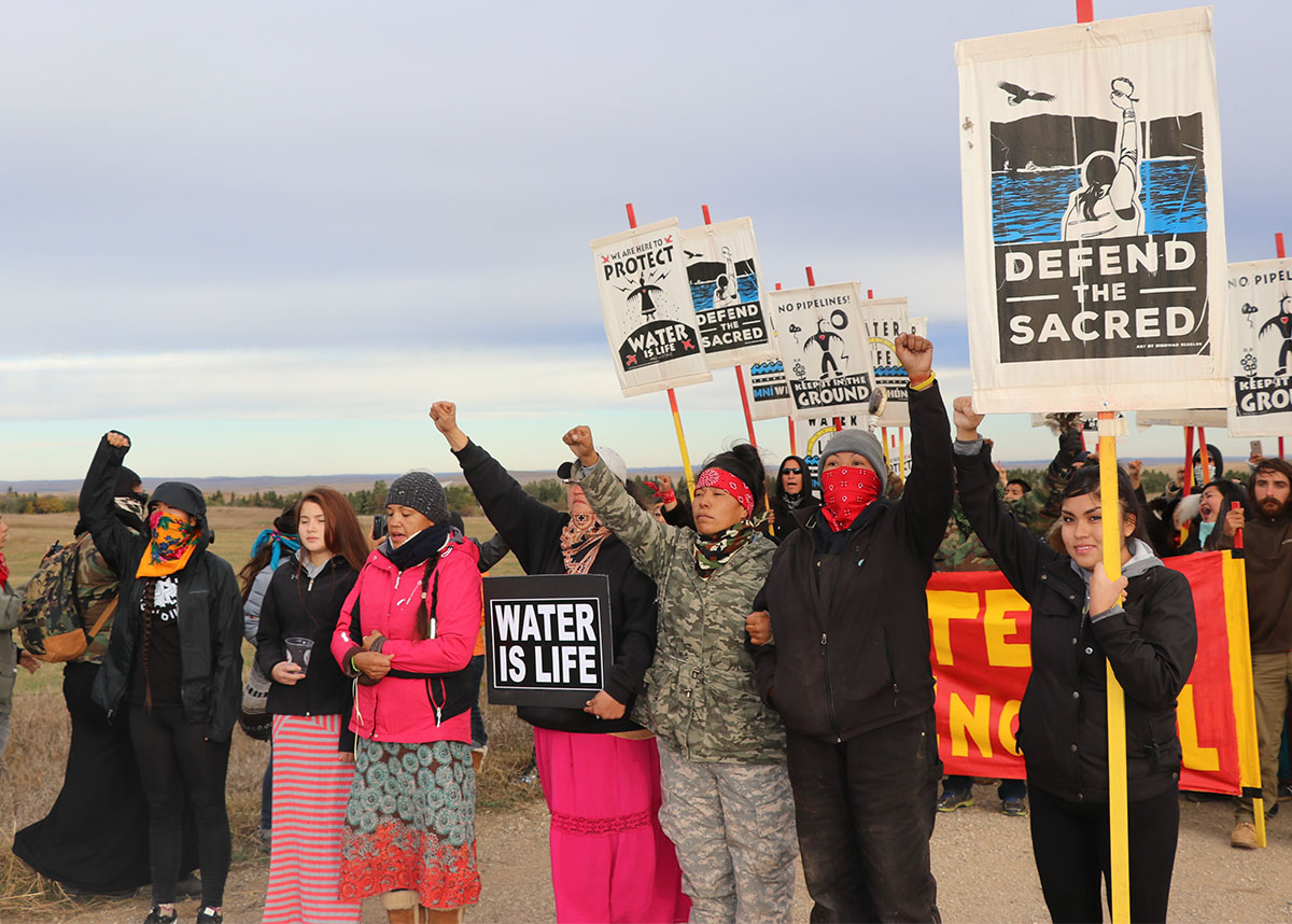 一群为水和土地权利而抗议的土著人民