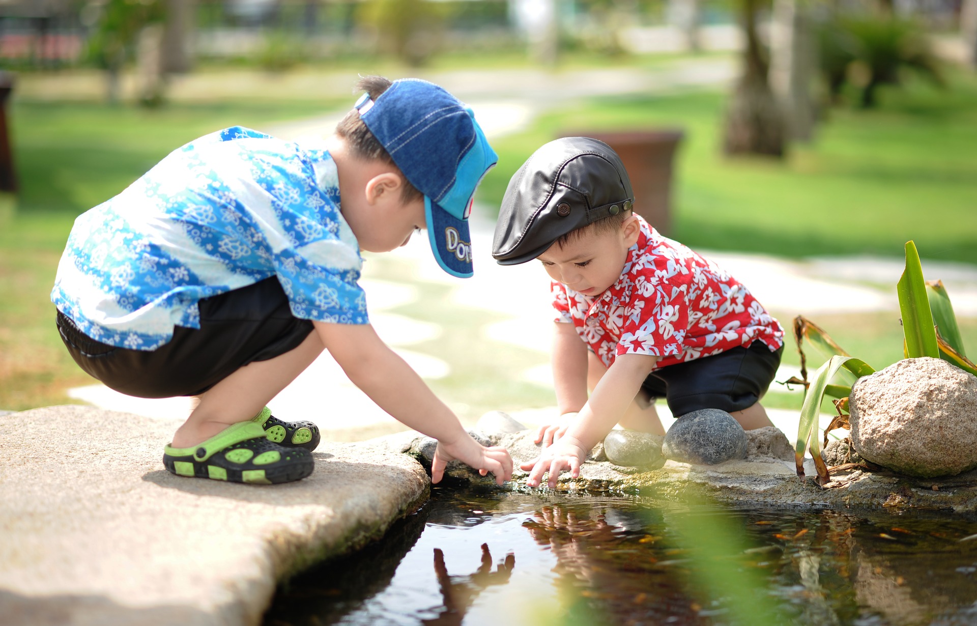 两个孩子在池塘里玩