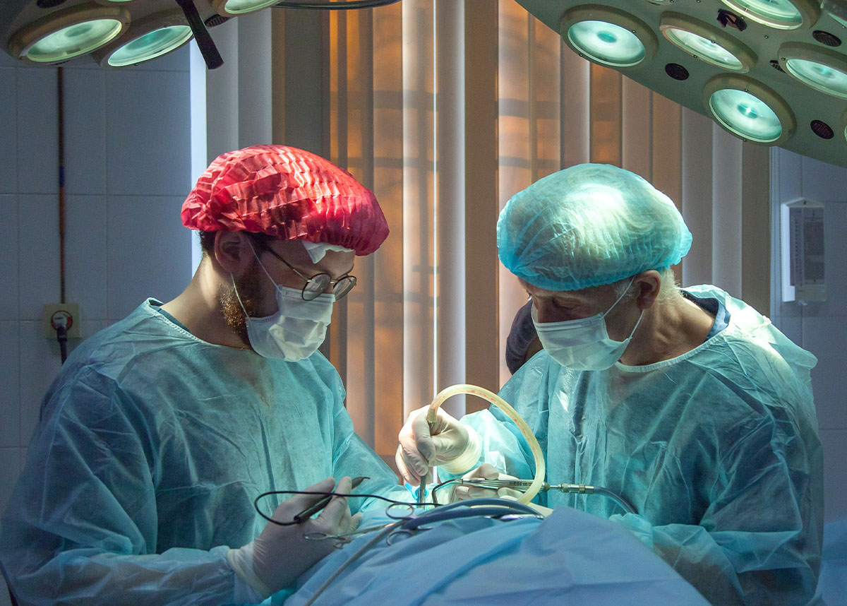两个外科医生给一个病人做手术