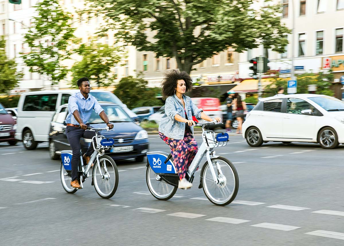 两人骑自行车在市区