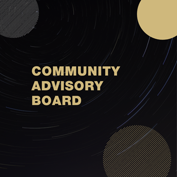 黑盒子上有部分金色和银色的圆圈，上面写着社区咨询委员会