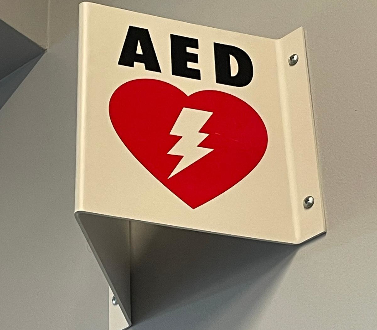 AED标志在校园内