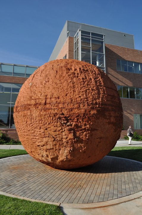 CU Anschutz校区的室外球体雕塑