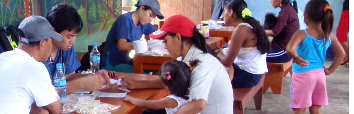 学生和病人在野餐桌上工作