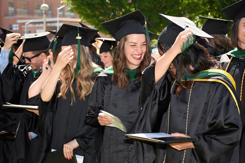 毕业生们戴着帽子，穿着长袍