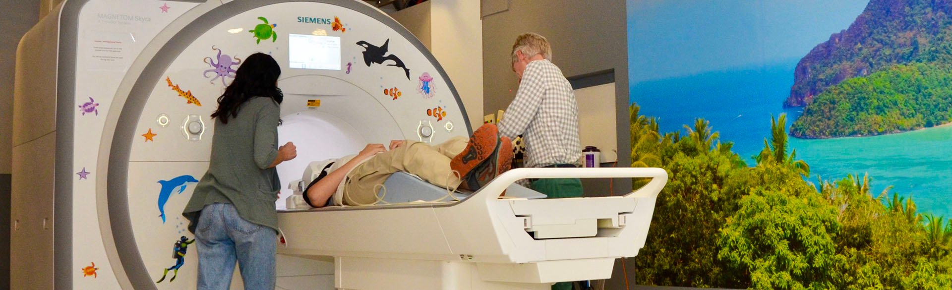研究人员引导病人进入核磁共振扫描仪